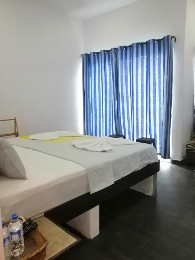 Le Petit Hotel & Restaurant Negombo Bagian luar foto