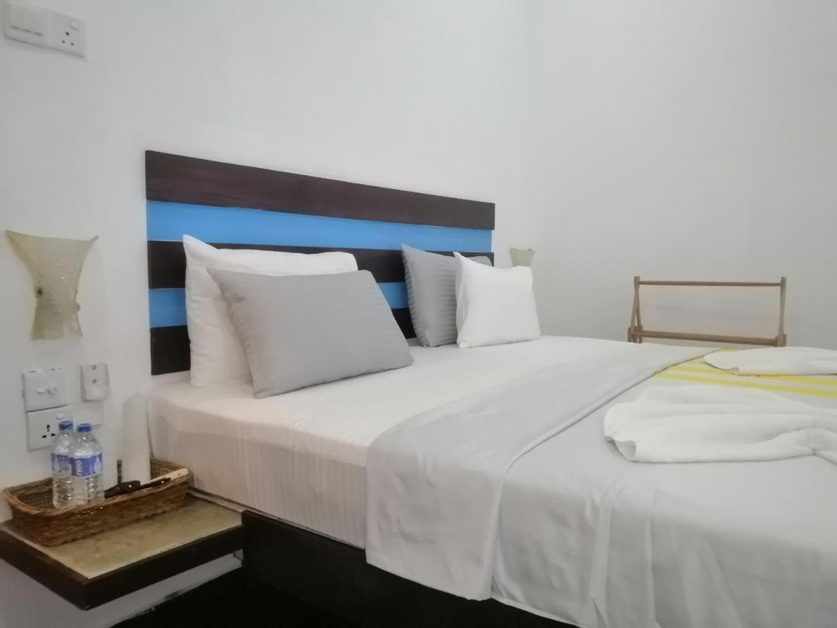 Le Petit Hotel & Restaurant Negombo Bagian luar foto