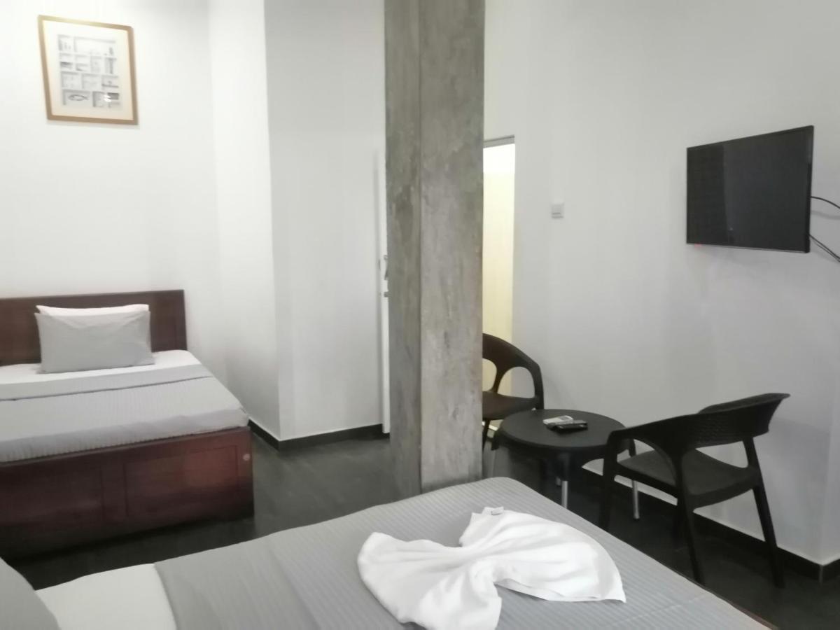 Le Petit Hotel & Restaurant Negombo Bagian luar foto