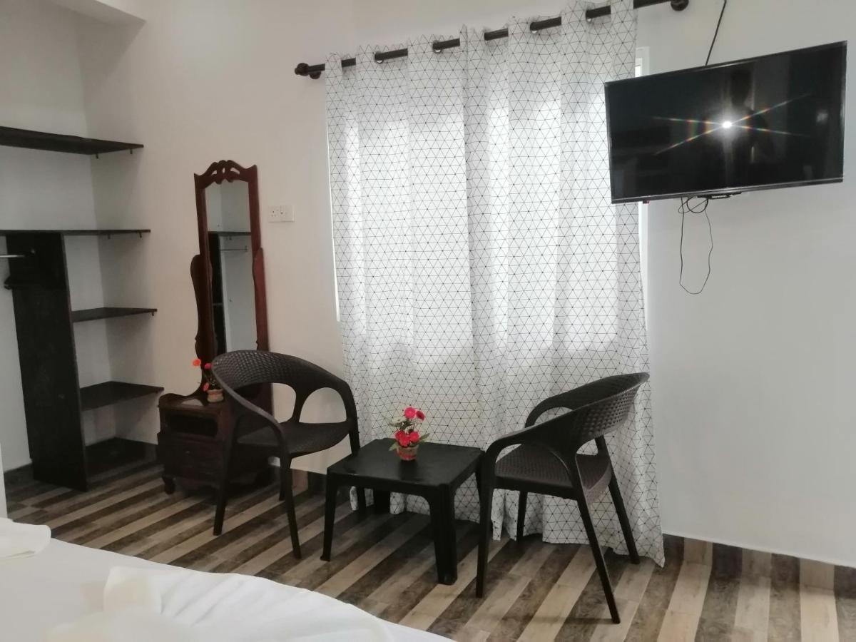 Le Petit Hotel & Restaurant Negombo Bagian luar foto