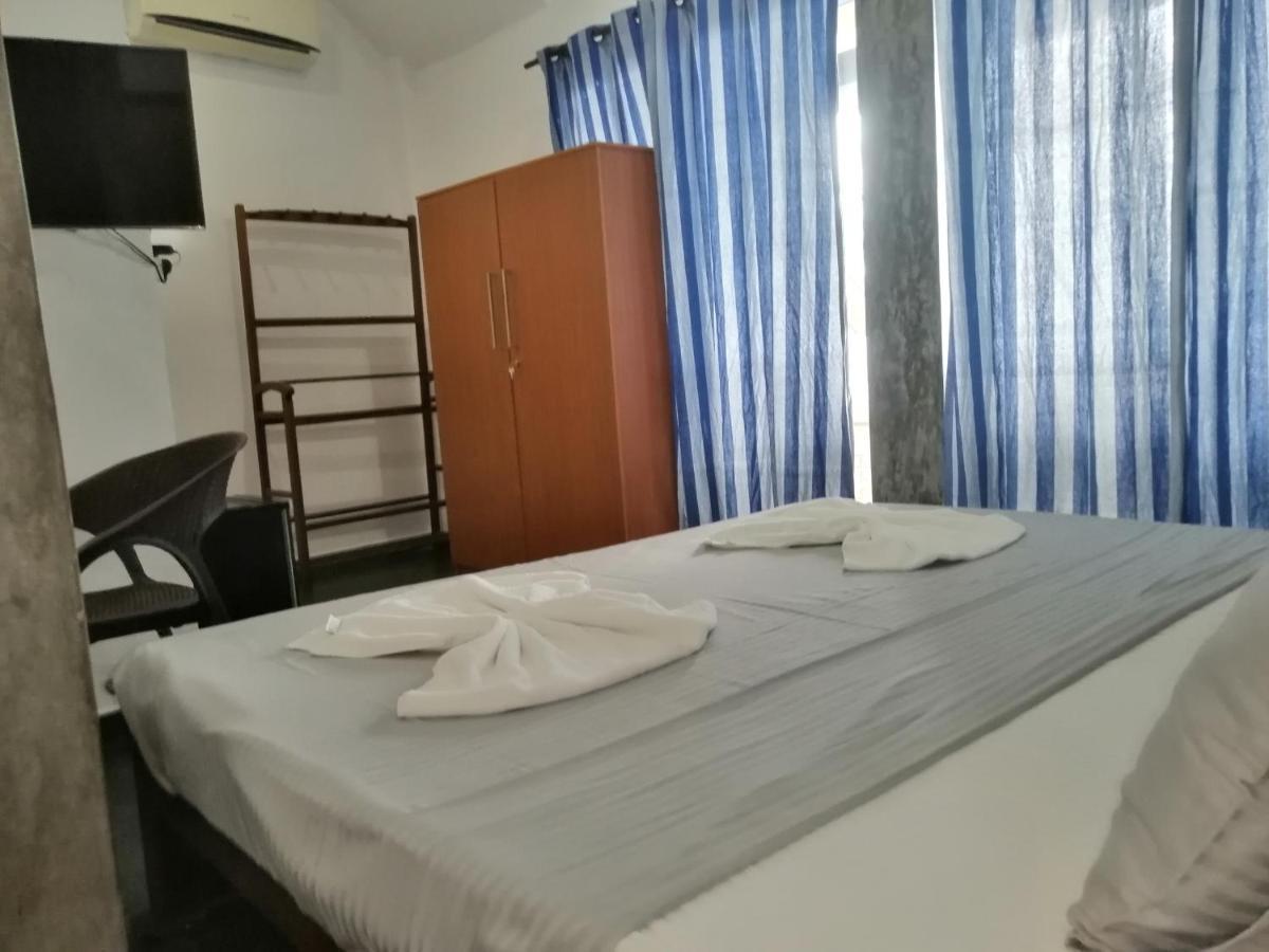 Le Petit Hotel & Restaurant Negombo Bagian luar foto