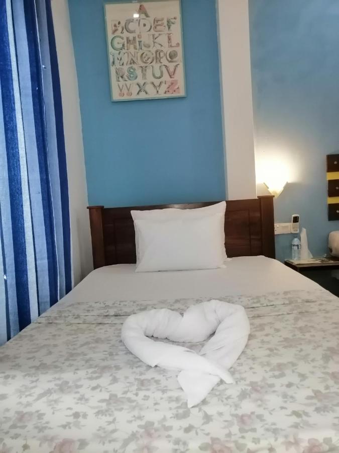 Le Petit Hotel & Restaurant Negombo Bagian luar foto