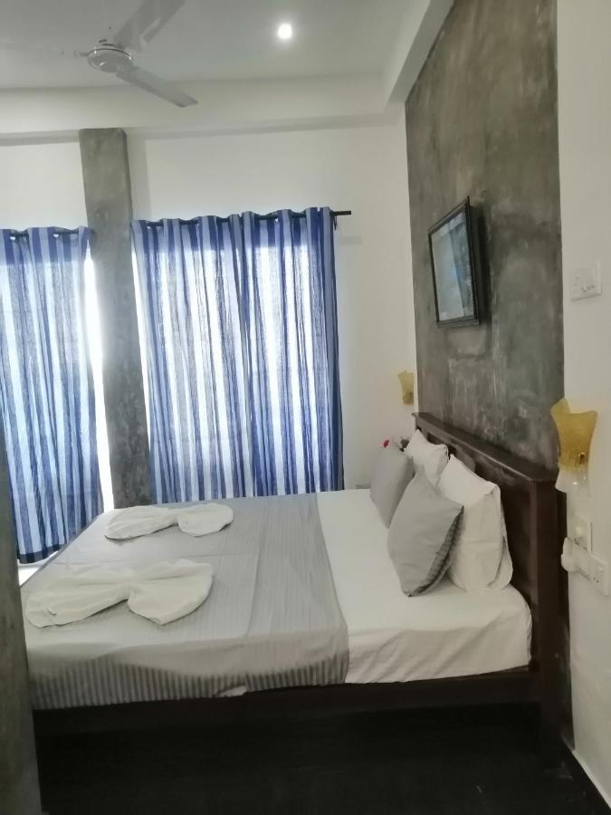 Le Petit Hotel & Restaurant Negombo Bagian luar foto