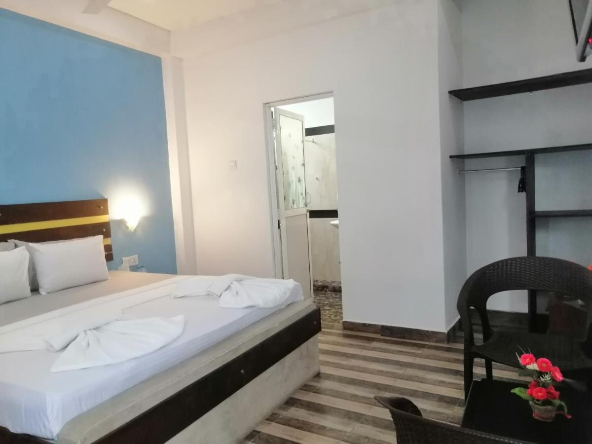 Le Petit Hotel & Restaurant Negombo Bagian luar foto