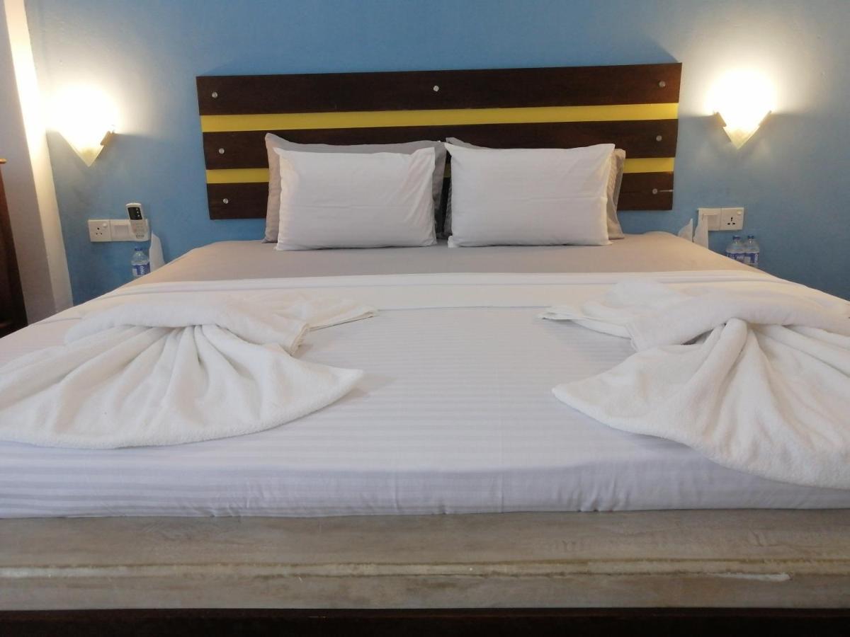 Le Petit Hotel & Restaurant Negombo Bagian luar foto