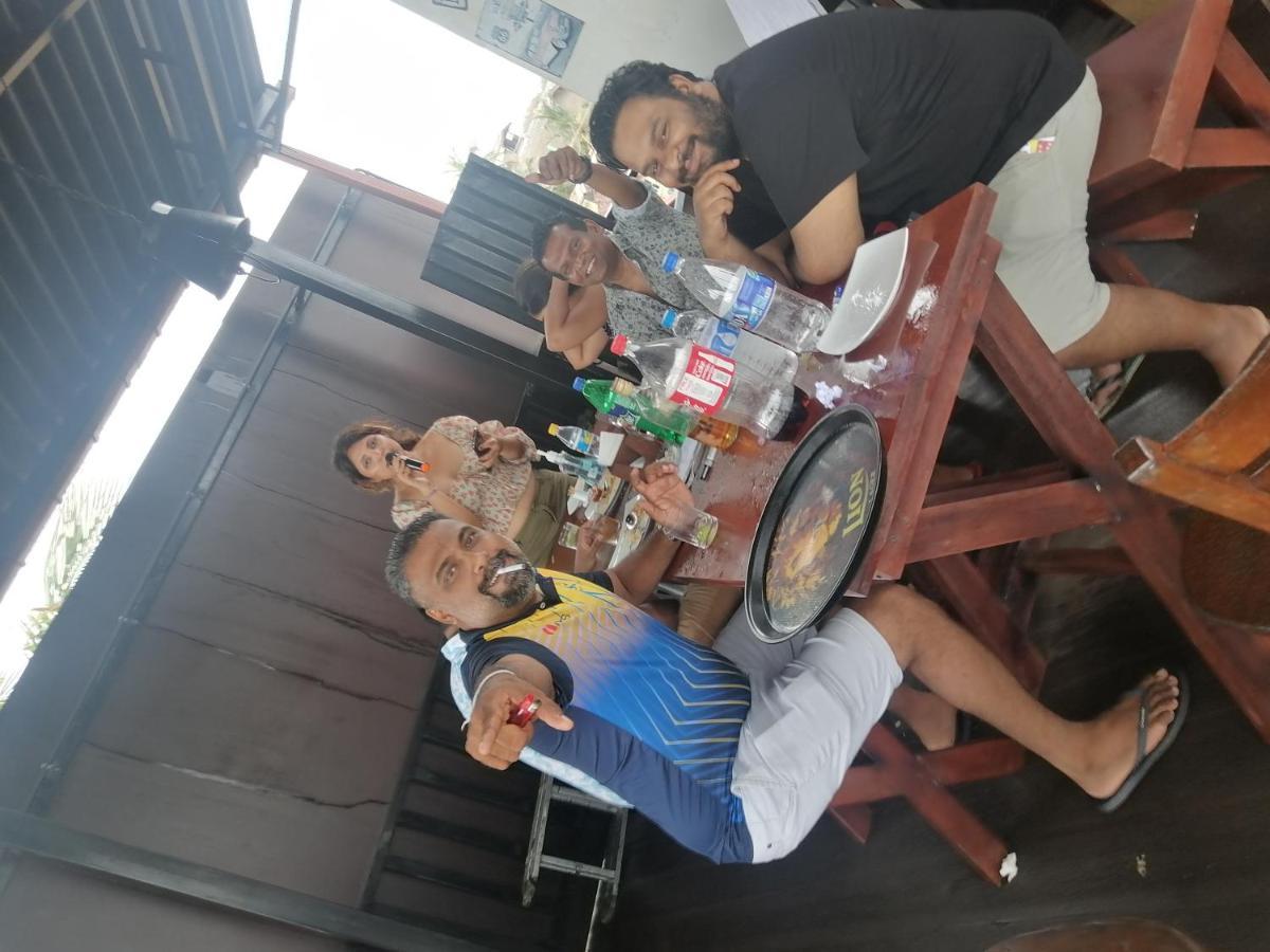 Le Petit Hotel & Restaurant Negombo Bagian luar foto